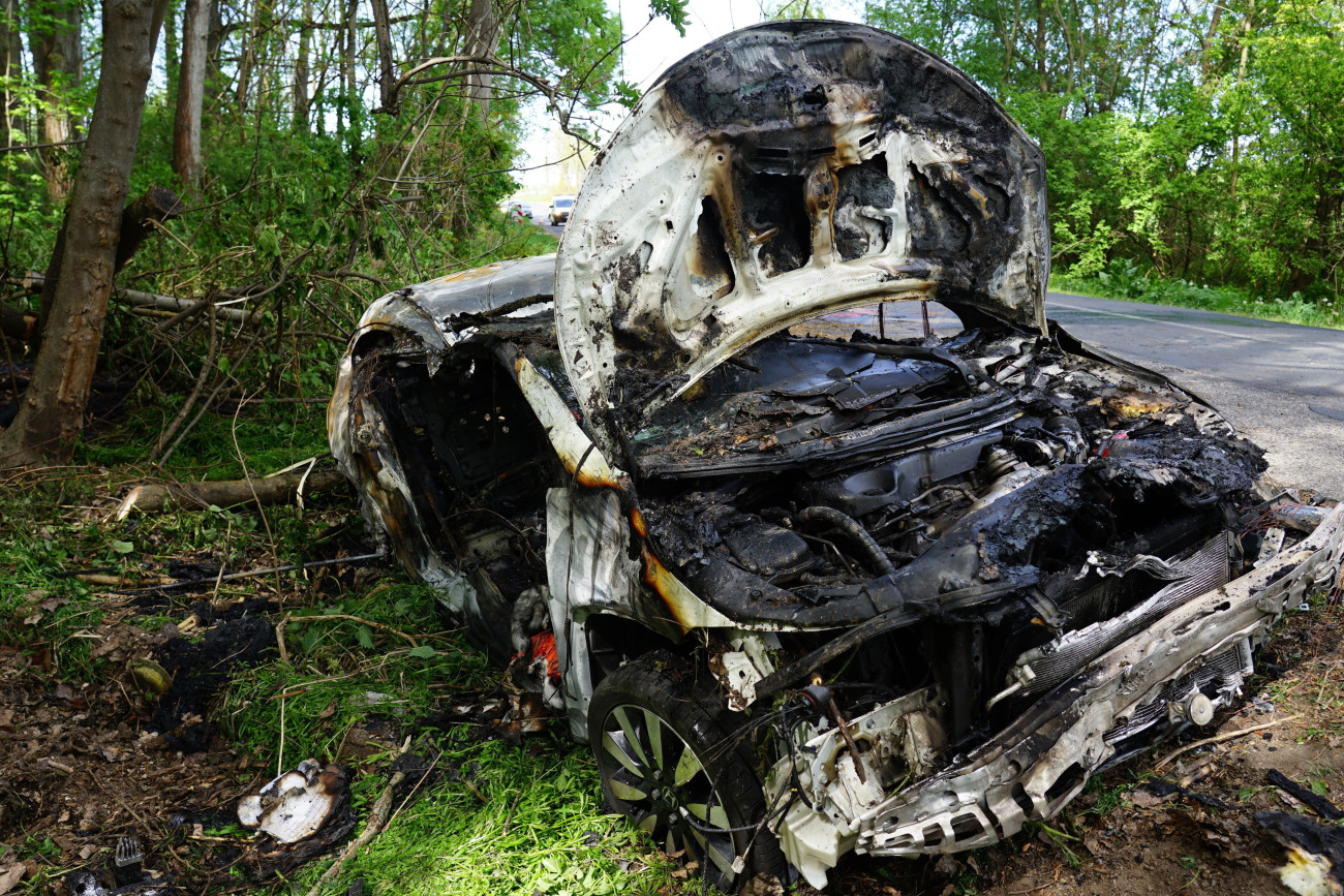 Csákvár, 2026. április 29.
Árokba borult és kiégett személyautó Csákvár és Lovasberény között 2026. április 29-én. A balesetben a gépkocsi vezetõje meghalt.
MTI/Mihádák Zoltán