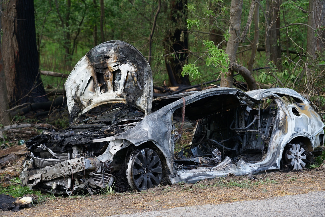 Csákvár, 2026. április 29.
Árokba borult és kiégett személyautó Csákvár és Lovasberény között 2026. április 29-én. A balesetben a gépkocsi vezetõje meghalt.
MTI/Mihádák Zoltán