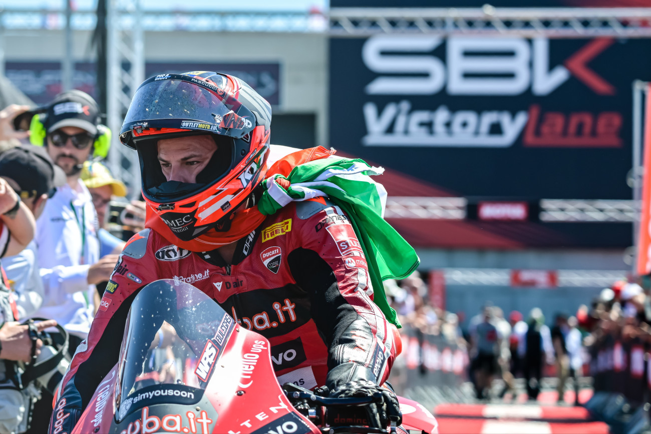Balatonfõkajár, 2026. május 3.
A gyõztes Nicolo Bulega, az Aruba.it Racing  Ducati olasz versenyzõje a gyorsaságimotoros Superbike-világbajnokság magyarországi superpole-versenyének eredményhirdetésén a balatonfõkajári Balaton Park Circuit versenypályán 2026. május 3-án.
MTI/Vasvári Tamás