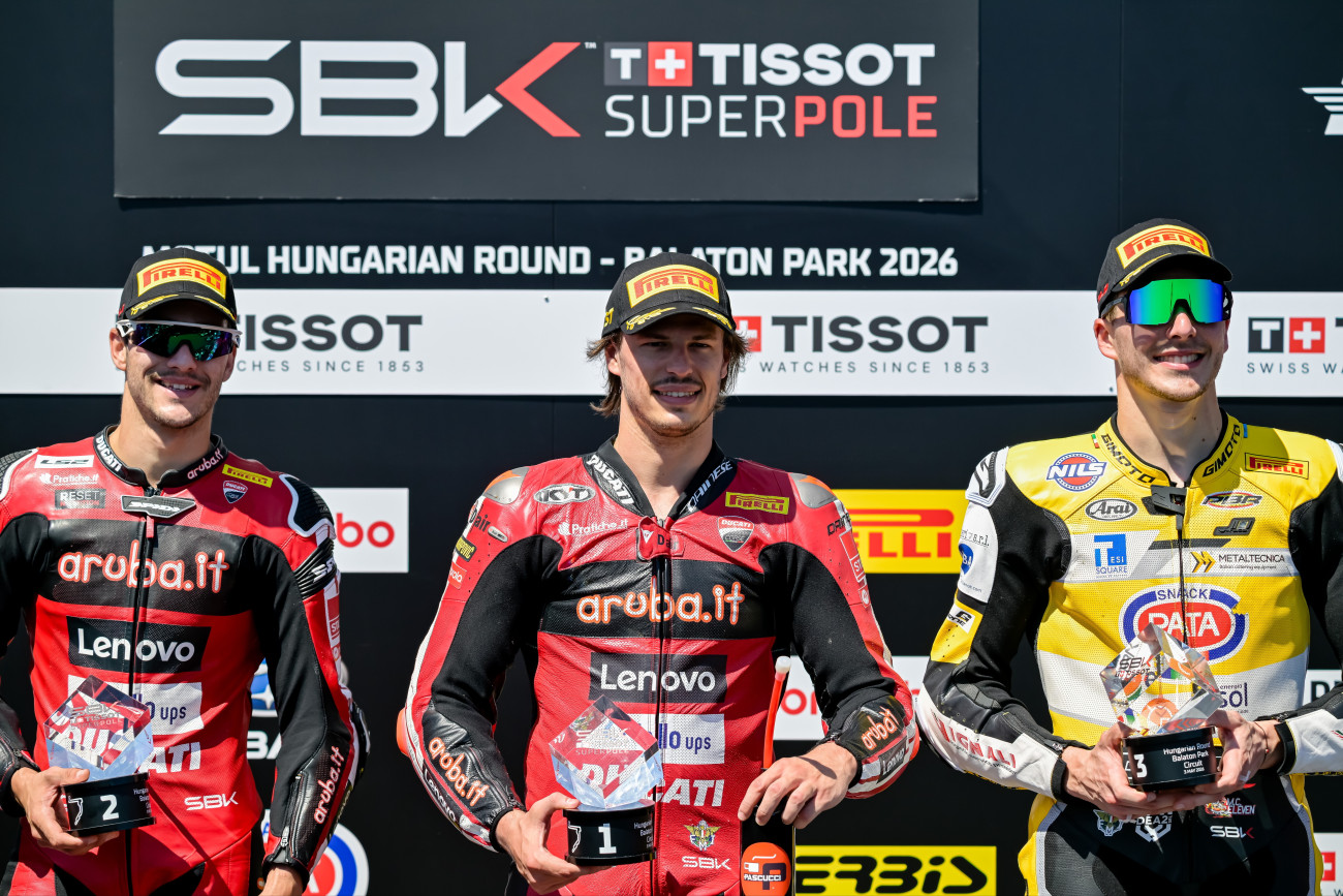 Balatonfõkajár, 2026. május 3.
A gyõztes Nicolo Bulega, az Aruba.it Racing  Ducati olasz versenyzõje (k), a második helyezett Iker Lecuona, az Aruba.it Racing  Ducati spanyol versenyzõje (b) és a harmadik helyezett Lorenzo Baldassarri, a Team GoEleven olasz versenyzõje (j) a gyorsaságimotoros Superbike-világbajnokság magyarországi superpole-versenyének eredményhirdetésén a balatonfõkajári Balaton Park Circuit versenypályán 2026. május 3-án.
MTI/Vasvári Tamás