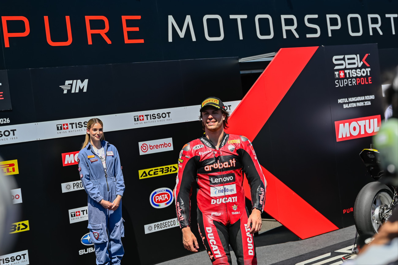 Balatonfõkajár, 2026. május 3.
A gyõztes Nicolo Bulega, az Aruba.it Racing  Ducati olasz versenyzõje a gyorsaságimotoros Superbike-világbajnokság magyarországi superpole-versenyének eredményhirdetésén a balatonfõkajári Balaton Park Circuit versenypályán 2026. május 3-án.
MTI/Vasvári Tamás
