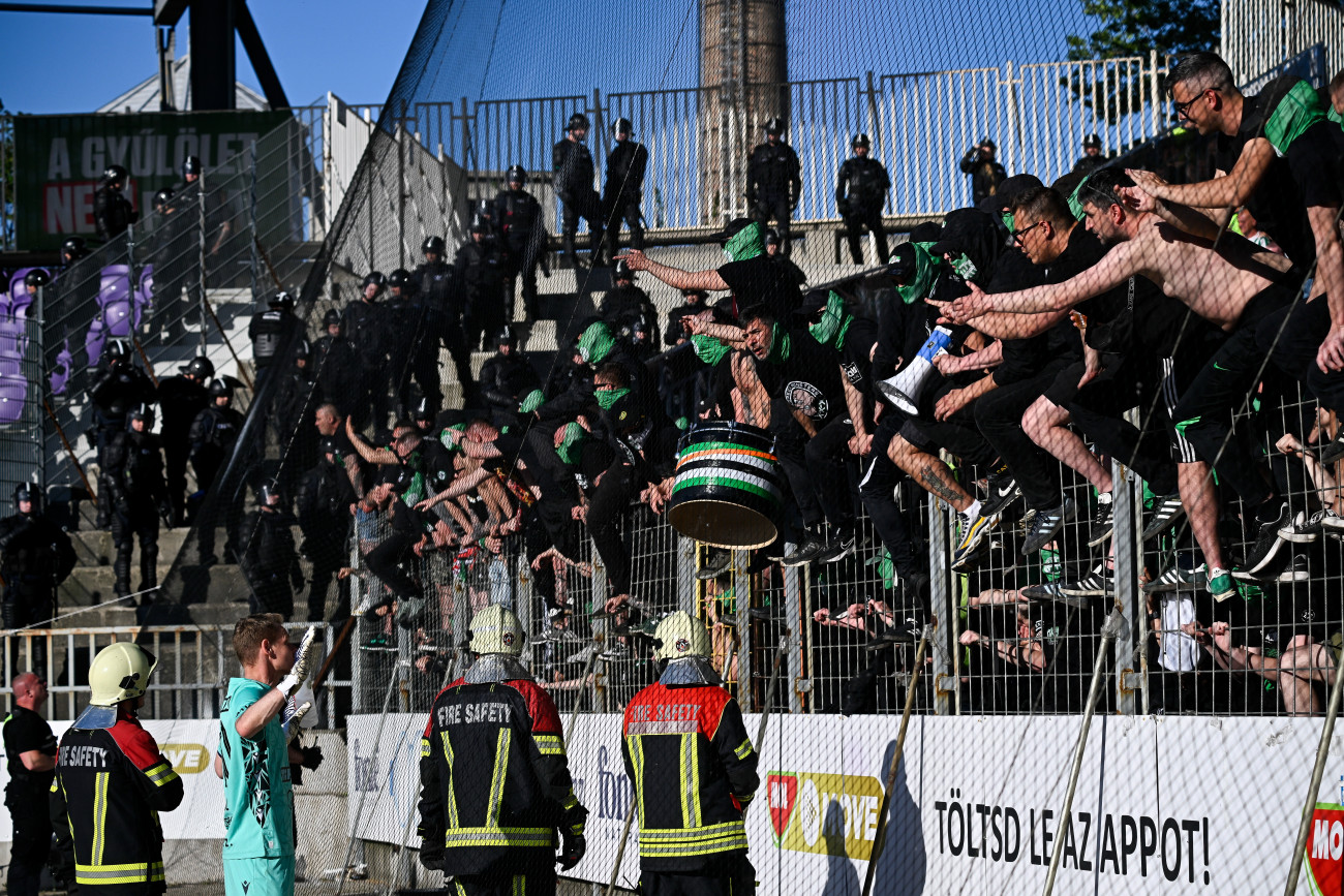 Budapest, 2026. május 3.
Dibusz Dánes, a Ferencváros kapusa (b3) beszél az FTC  szurkolóihoz a labdarúgó Fizz Liga 32. fordulójában játszott Újpest FC - Ferencvárosi TC mérkõzésen a Szusza Ferenc Stadionban 2026. május 3-án. A Ferencváros négygólos elõnye után a hazai szurkolók egy része átvonult a vendégszektor mellé, rendõrök is érkeztek a lelátóra, a játékvezetõ pedig bõ tíz percre félbeszakította a mérkõzést. A Ferencváros 5-0-ra gyõzött.
MTI/Hegedüs Róbert