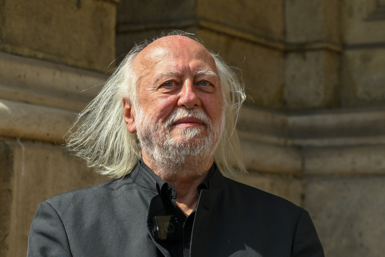 Budapest, 2026. május 5.
Krasznahorkai László Nobel-díjas író a tiszteletére rendezett, a Határtalan történet címû köztéri mûalkotás új kövének avatási ünnepségén az MTA székháza elõtt 2026. május 5-én. A kõlapok alkotta történelmi idõvonal új köve az író munkásságának állít emléket.
MTI/Illyés Tibor