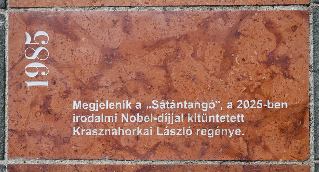 Budapest, 2026. május 5.
A Határtalan történet címû köztéri mûalkotás új köve, Krasznahorkai László Nobel-díjas író munkásságának emléket állító kõlap az író tiszteletére rendezett avatási ünnepségén az MTA székháza elõtti történelmi idõvonalnál 2026. május 5-én.
MTI/Illyés Tibor