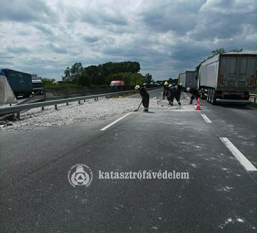 Az M7-esen felborult kamion és a kiszóródott rakománya.
