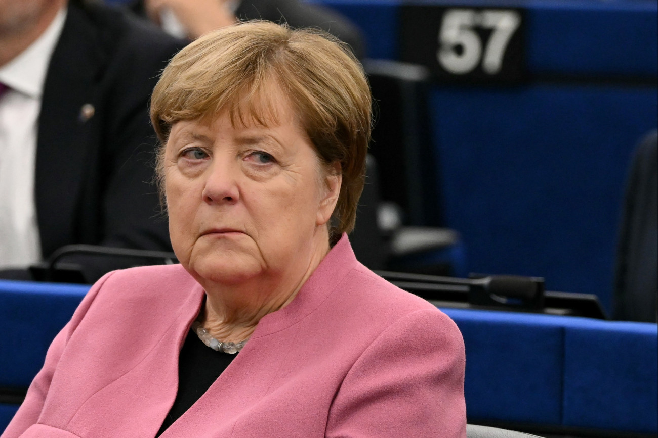 Angela Merkel volt német kancellár az Európai Érdemrend átadási ünnepségén az Európai Parlamentbe a franciaországi Strasbourgban 2026. május 19-én. Ez az elsõ ilyen jellegû európai kitüntetés, amelyet uniós intézmény adományoz, hogy elismerje azon személyek teljesítményét, akik jelentõsen hozzájárultak az európai integrációhoz és egységhez, a demokráciához, valamint az európai értékekhez. Merkel a kitüntetés legmagasabb fokozatát vehette át.
MTI/EPA/AFP/Sebastien Bozon/pool