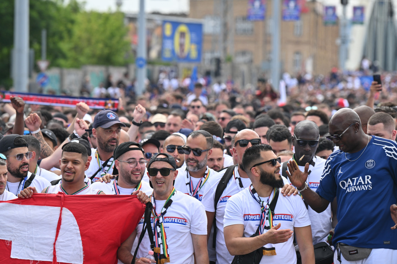 Budapest, 2026. május 30.
A PSG szurkolói vonulnak a Puskás Arénába a labdarúgó Bajnokok Ligája döntõjében játszott Paris Saint-Germain - Arsenal mérkõzésre 2026. május 30-án.
MTI/Purger Tamás