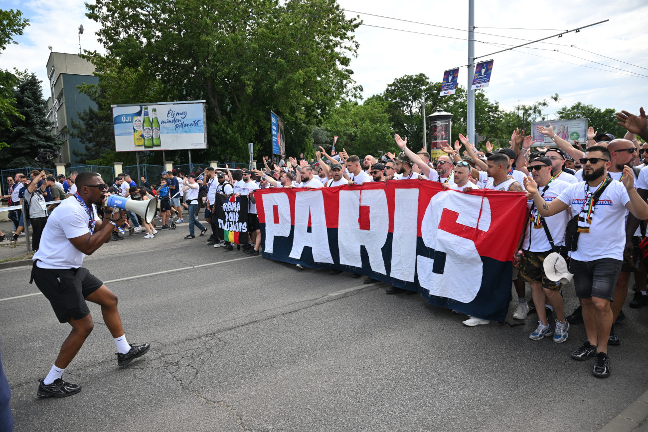 Budapest, 2026. május 30.
A PSG szurkolói vonulnak a Puskás Arénába a labdarúgó Bajnokok Ligája döntõjében játszott Paris Saint-Germain - Arsenal mérkõzés elõtt Budapesten 2026. május 30-án.
MTI/Purger Tamás