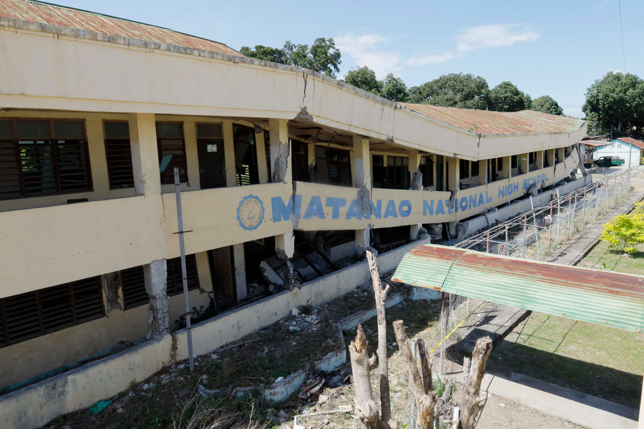 Matanao, 2026. június 8.
Megroggyant iskolaépület a Fülöp-szigetek déli részén lévõ Mindanao szigetén elterülõ Davao del Sur tartományban fekvõ Matanaóban 2026. június 8-án, miután 7,8-es erõsségû földrengés volt a térségben. Legalább 12 ember életét vesztette, több mint 200 megsérült.
MTI/EPA/Cerilo Ebrano