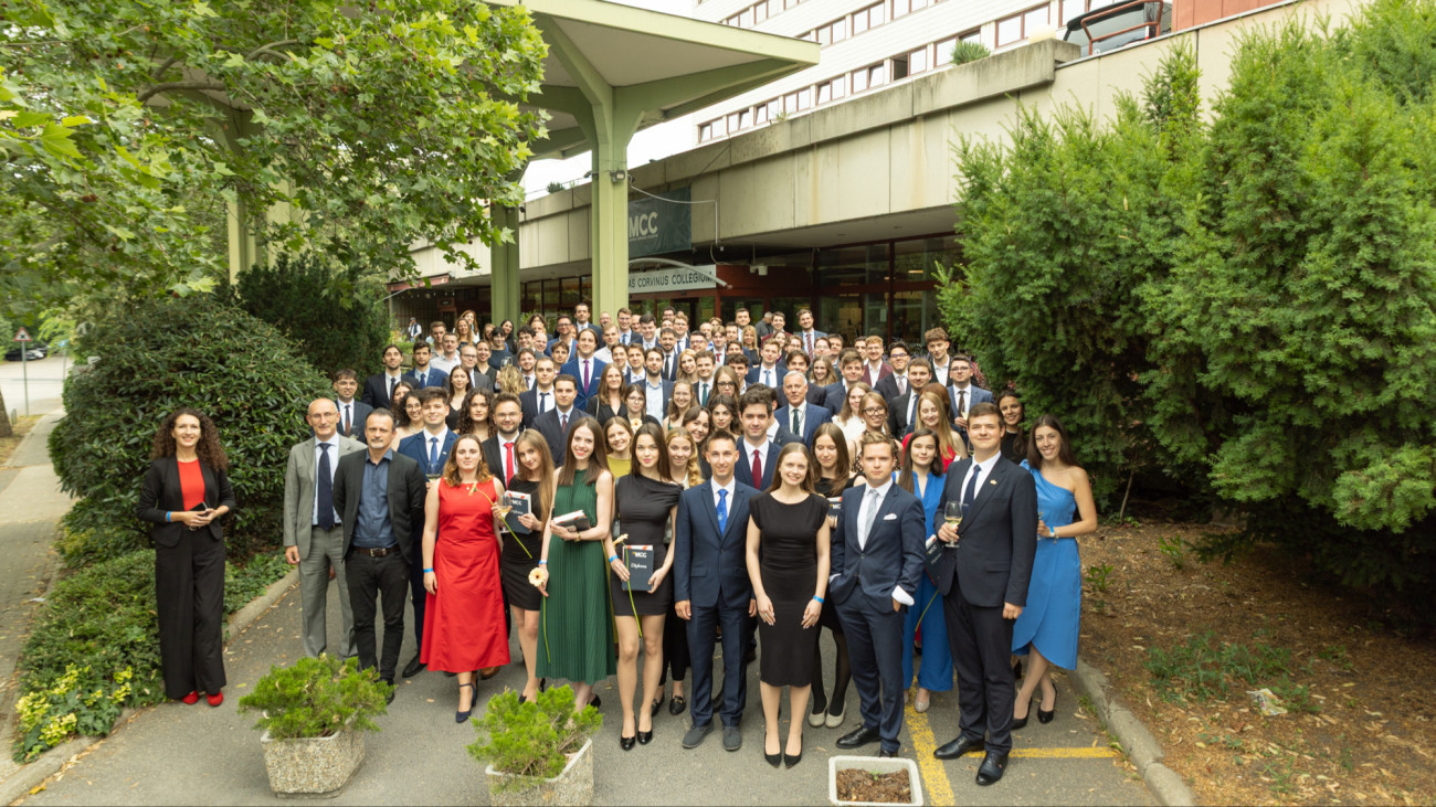 Telt ház előtt tartotta diplomaátadó ünnepségét a Mathias Corvinus Collegium 2026. június 11-én budapesti központjában. A végzős hallgatókat Szalai Zoltán főigazgató, Orbán Balázs kuratóriumi elnök és Tombor András alapító köszöntötte.