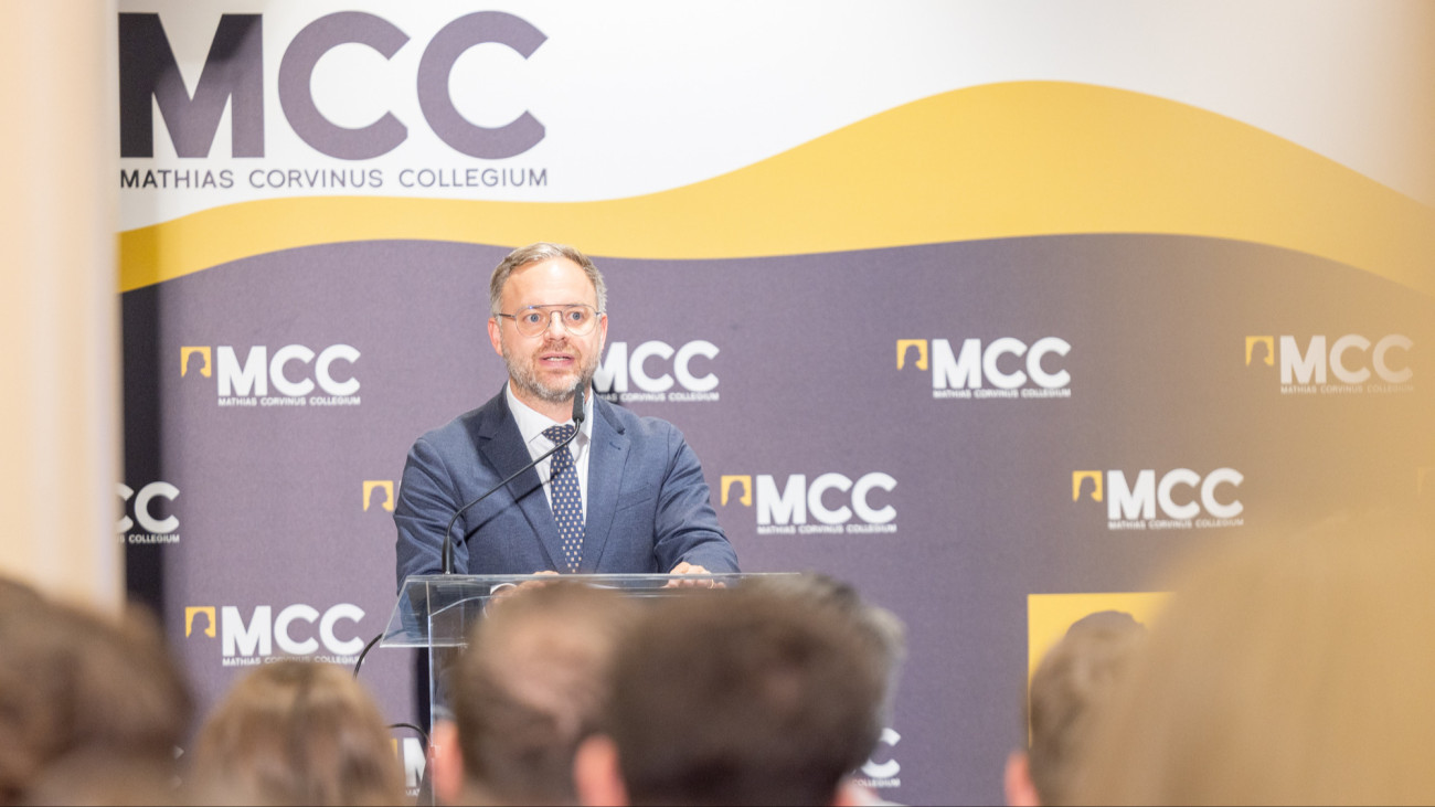 Telt ház előtt tartotta diplomaátadó ünnepségét a Mathias Corvinus Collegium 2026. június 11-én budapesti központjában. A végzős hallgatókat Szalai Zoltán főigazgató, Orbán Balázs kuratóriumi elnök (képünkön) és Tombor András alapító köszöntötte.