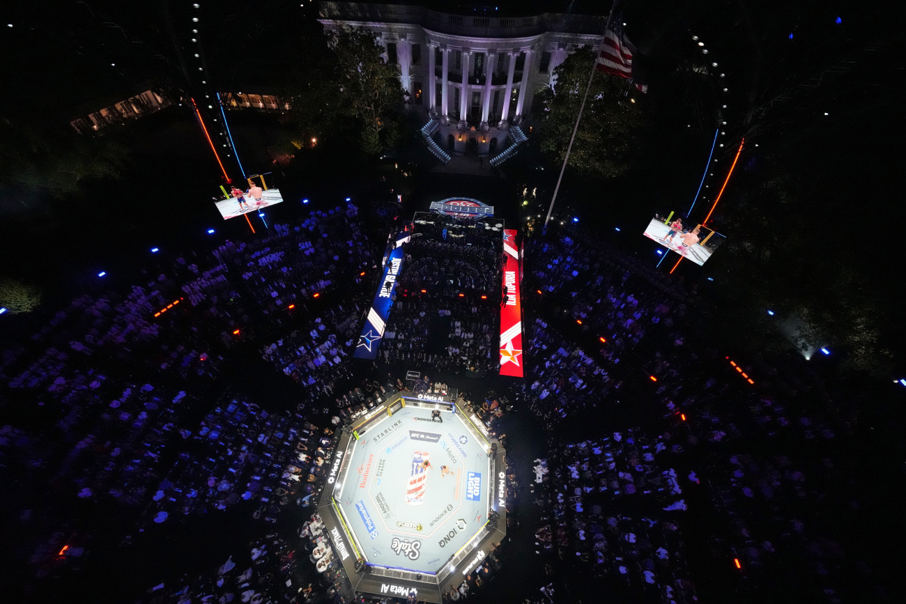 Washington, 2026. június 15.
A Donald Trump amerikai elnök 80. születésnapján a Fehér Ház déli pázsitján Freedom 250 címmel megrendezett ketrecharcgála 2026. június 14-én.
MTI/EPA/AP pool/Alex Brandon