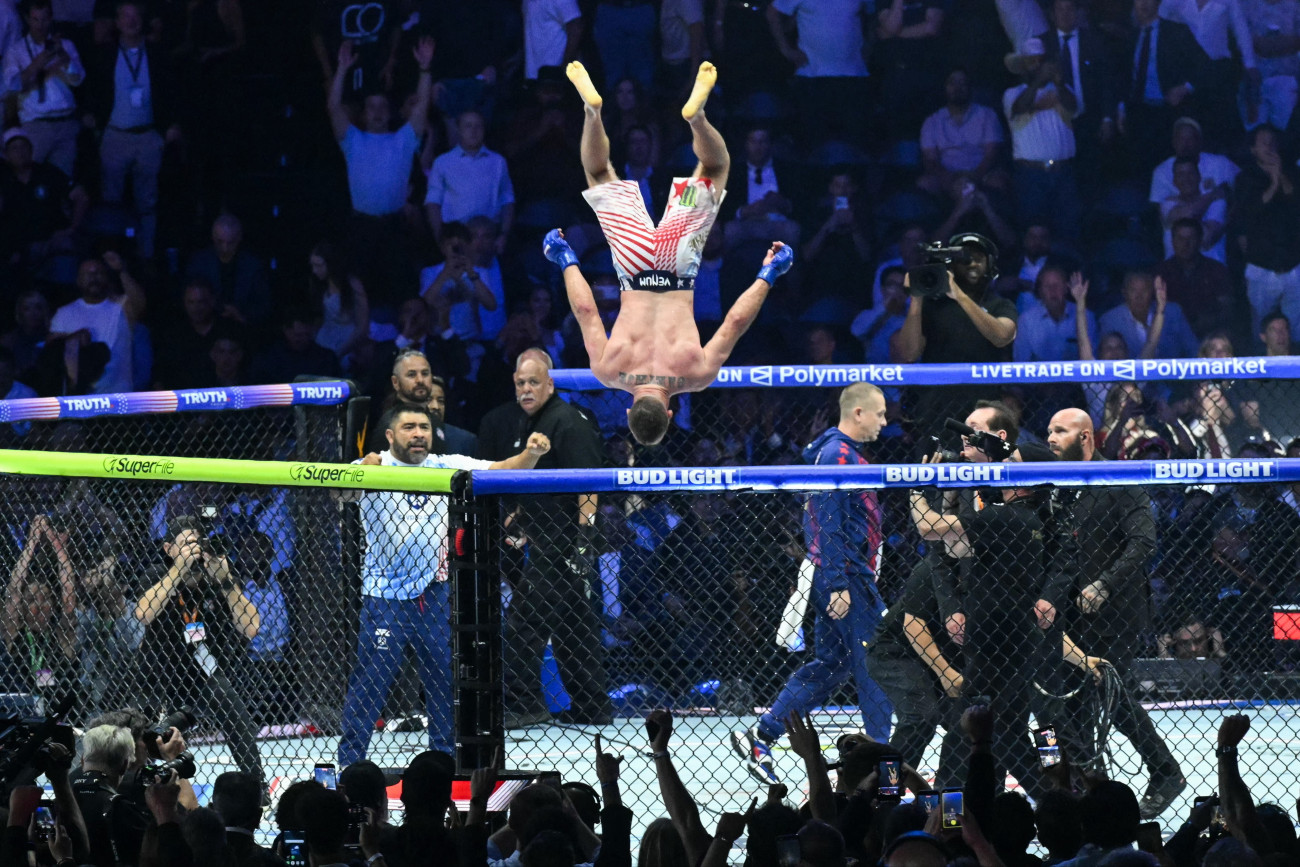 Washington, 2026. június 15.
Justin Gaethje amerikai ketrecharcos, miután gyõzött a georgiai Ilia Topuria ellen a Donald Trump amerikai elnök 80. születésnapján a Fehér Ház déli pázsitján Freedom 250 címmel megrendezett ketrecharcgálán vívott mérkõzésen a Fehér Házban 2026. június 14-én.
MTI/EPA/AFP pool/Saul Loeb
