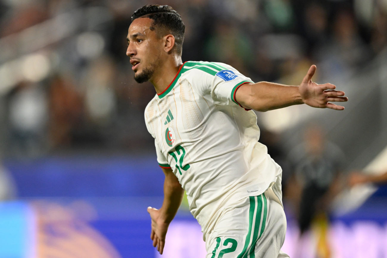Santa Clara, 2026. június 23.
Az algériai Ahmed Nadhir Benbouali ünnepel, miután gólt lõtt a 2026-os labdarúgó-világbajnokság J csoportja második fordulójának Jordánia-Algéria mérkõzésén a San Francisco Bay Area Stadionban 2026. június 22-én.
MTI/AP/Eakin Howard