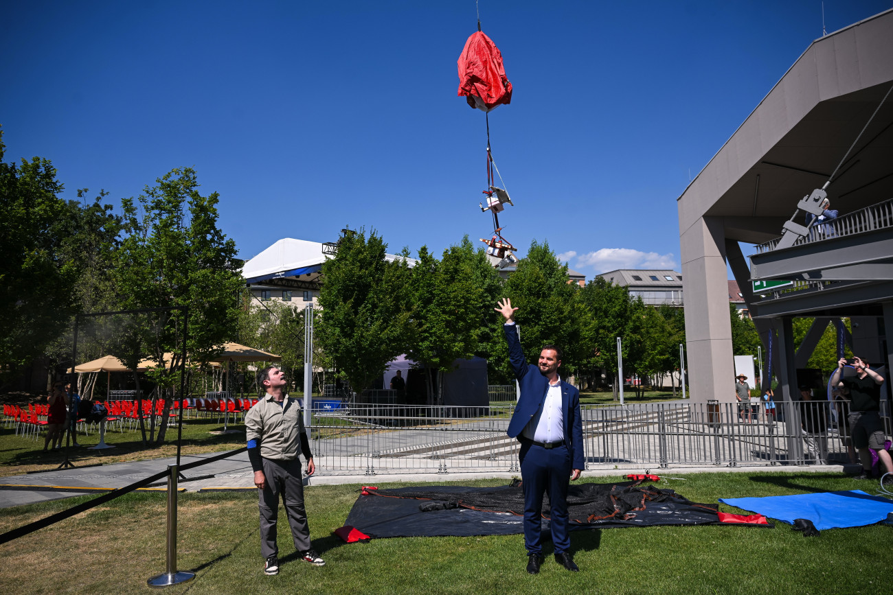 Budapest, 2026. június 25.
Kapu Tibor kutatóûrhajós (j) és Góczán Bence, a StratoSpace vezérigazgatója egy magaslégköri ballont enged fel a HUNOR-program jubileumi, Kapu Tibor felbocsátásának elsõ évfordulója alkalmából rendezett ünnepségén a HUNIVERZUM - Magyarok a világûrben látogatóközpontban, a budapesti Millenárison 2026. június 25-én.
MTI/Purger Tamás
