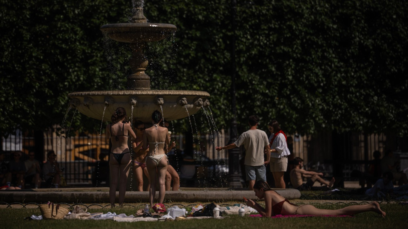 Párizs, 2026. június 27.
A párizsi Place des Vosges tér szökõkútjának a vizében hûsölnek emberek a Franciaország nagy részét uraló hõhullám idején, 2026. június 27-én. Franciaországban számos szabadtéri sport-, kulturális és zenei program megtartását mondták le a szervezõk, köztük több nagyvárosi tömegrendezvényt.
MTI/AP/Aurelien Morissard