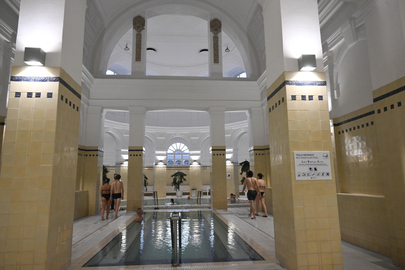 A Széchenyi Gyógyfürdő és Uszoda egyik gyógyvizes medencéje 2026. június 26-án este. A Fővárosi Közgyűlés az előző napon jóváhagyta a Széchenyi Fürdő felújítási programját, megadta a felhatalmazást a nyílt közbeszerzési eljárás kiírására, így várhatóan augusztus végén elkezdődhetnek a nettó 3 milliárd forintot meghaladó felújítási munkálatok. Fotó: MTI/Bruzák Noémi