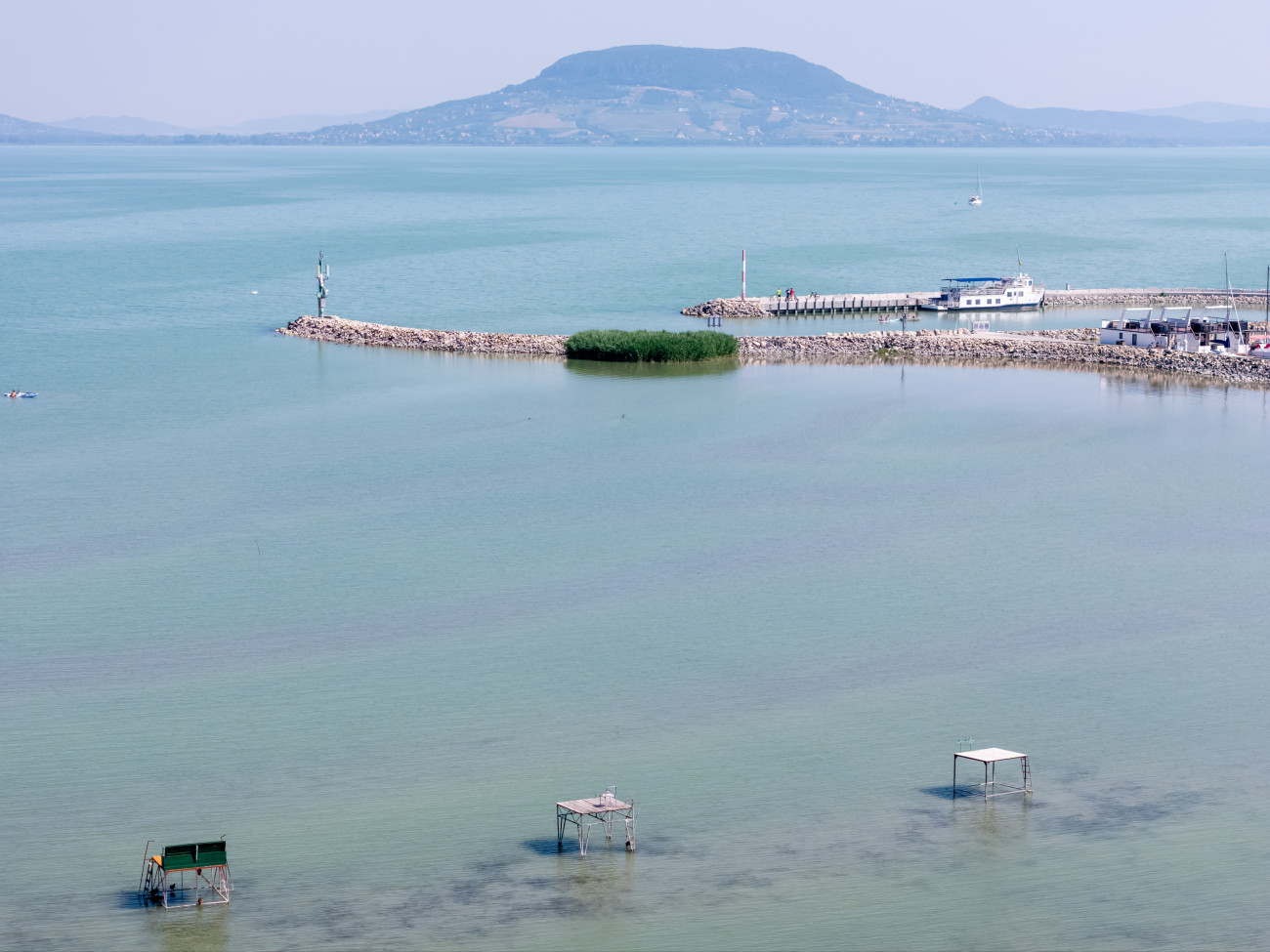 Balatonfenyves, 2026. június 29.
A drónnal készült felvételen a Balaton alacsony vízállásnál Balatonfenyvesnél 2026. június 29-én.
MTI/Vasvári Tamás