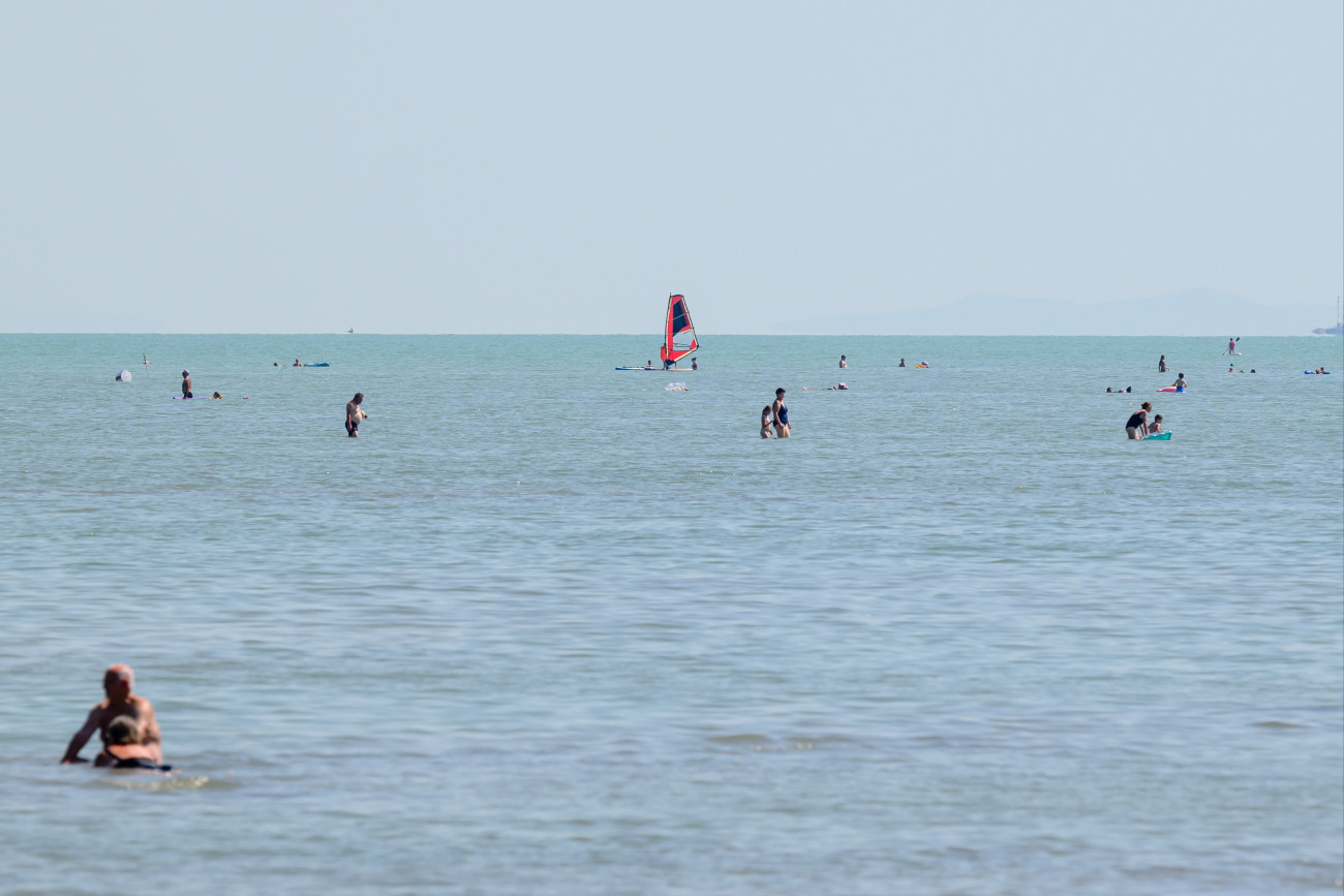 Balatonfenyves, 2026. június 29.
Fürdõzõk a Balatonban alacsony vízállásnál Balatonfenyvesnél 2026. június 29-én.
MTI/Vasvári Tamás