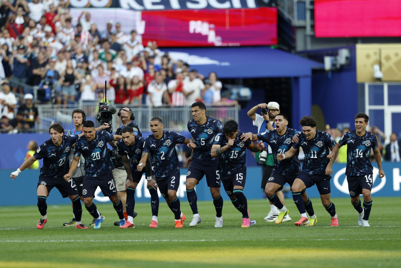 Foxborough, 2026. június 30.
A paraguayi játékosok a 2026-os labdarúgó-világbajnokság nyolcaddöntõjébe jutásért játszott Németország-Paraguay mérkõzés büntetõpárbajának végén a Bostonhoz közeli Foxborough Gilette Stadionjában 2026. június 29-én. A találkozó a hosszabbítás után is 1-1-es döntetlenre végzõdött, Paraguay 11-essekkel 4-3-ra gyõzött.
MTI/EPA/Greg Cooper