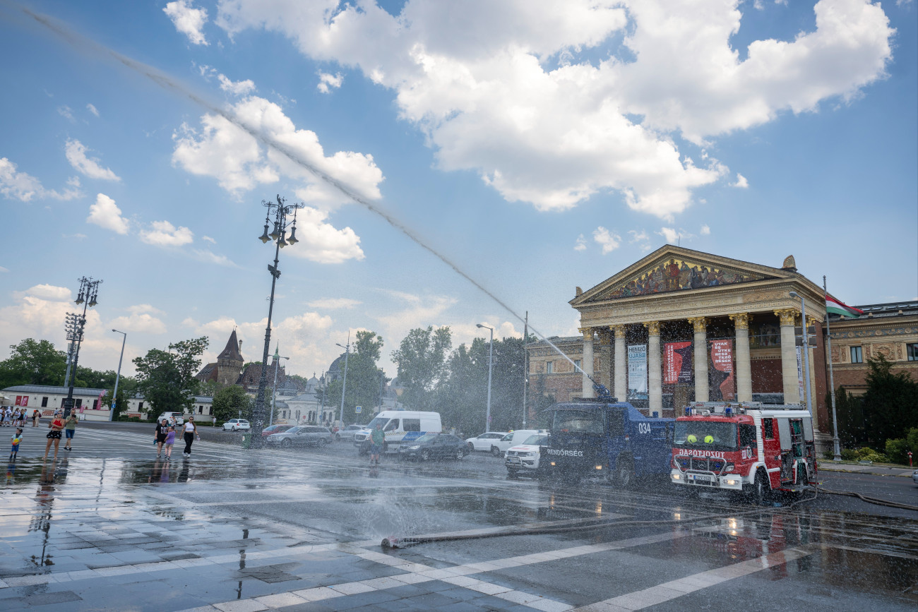 Budapest, 2026. június 30.
A rendõrség a tömegoszlatásra használt vízágyúkkal hûsíti a járókelõket a nagy hõségben a Hõsök terén 2026. június 30-án. A június 27-én elrendelt legmagasabb, harmadfokú hõségriasztást július 1-jén éjfélig az ország egész területére meghosszabbították.
MTI/Kovács Márton
