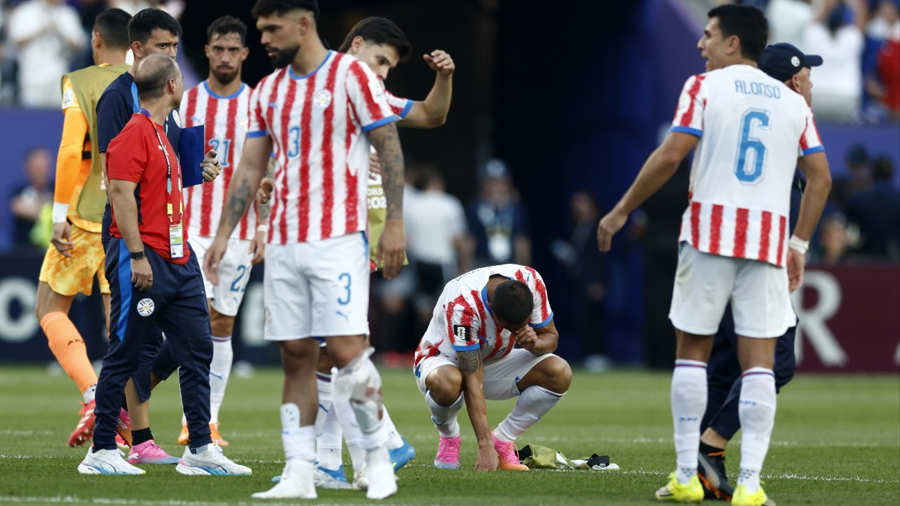 Philadelphia, 2026. július 5.
A paraguayi játékosok, miután 1-0-ra kikaptak a 2026-os labdarúgó-világbajnokság nyolcaddöntõjének Paraguay-Franciaország mérkõzésén a philadelphiai Lincoln Financial Field Stadionban 2026. július 4-én.
MTI/EPA/Will Oliver