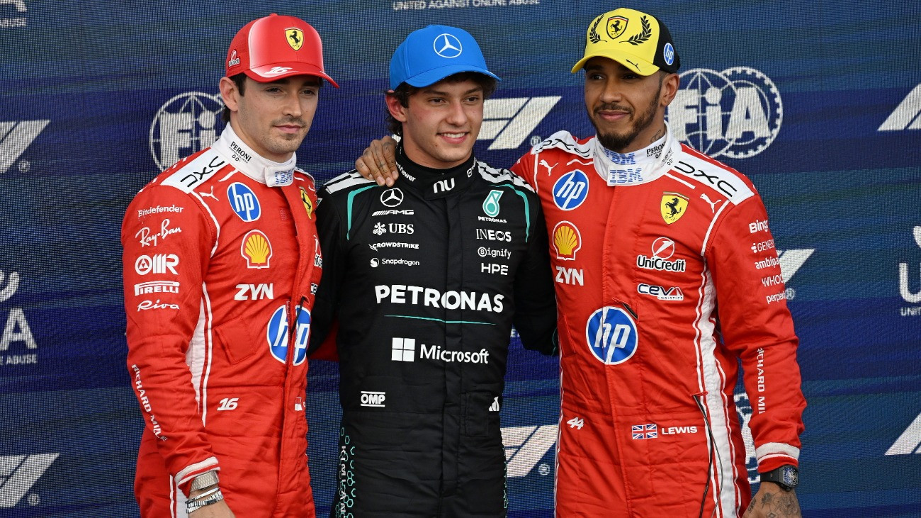 Silverstone, 2026. július 4.
A legjobb köridõt elérõ Andrea Kimi Antonelli, a Mercedes olasz versenyzõje (k), Charles Leclerc, a Ferrari második helyezett monacói versenyzõje (b) és harmadik helyezett brit csapattársa, Lewis Hamilton (j) a Forma-1-es autós gyorsasági világbajnokság Brit Nagydíjának idõmérõ edzése után a silverstone-i pályán 2026. július 4-én.
MTI/EPA/Peter Powell
