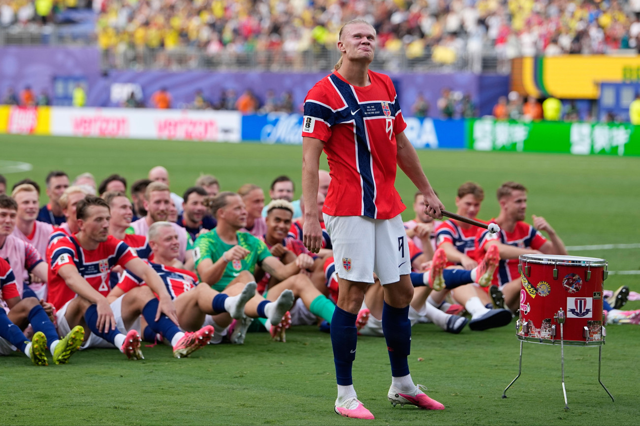 East Rutherford, 2026. július 6.
A két gólt szerzõ norvég Erling Haaland csapata és a szurkolók viking evezéséhez dobolja a ritmust, miután 2-1-re gyõztek a 2026-os labdarúgó-világbajnokság nyolcaddöntõjének Brazília-Norvégia mérkõzésén a New Jersey állambeli East Rutherford MetLife Stadionjában 2026. július 5-én.
MTI/AP/Frank Franklin II