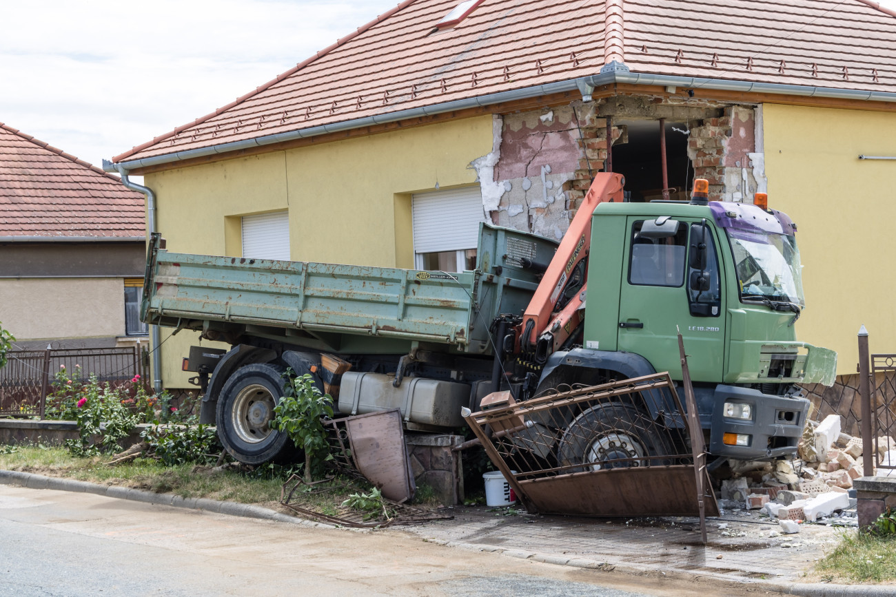 Zalaegerszeg, 2026. július 9.
Ház falának hajtott, összeroncsolódott teherautó a zalaegerszegi Gébárti úton 2026. július 9-én. A gépjármû elõzõleg karambolozott egy személyautóval, majd átszakított egy kerítést, kidöntött egy gázcsonkot és a házfalnak ütközött.
MTI/Katona Tibor