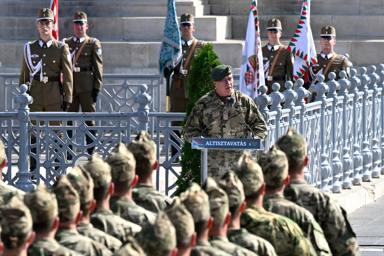 Budapest, 2026. július 11.
Sándor Zsolt vezérezredes, a Honvéd Vezérkar fõnöke beszédet mond a Magyar Honvédség Altiszti Akadémiáján végzett katonák eskütételén a Hõsök terén, Budapesten 2026. július 11-én.
MTI/Máthé Zoltán