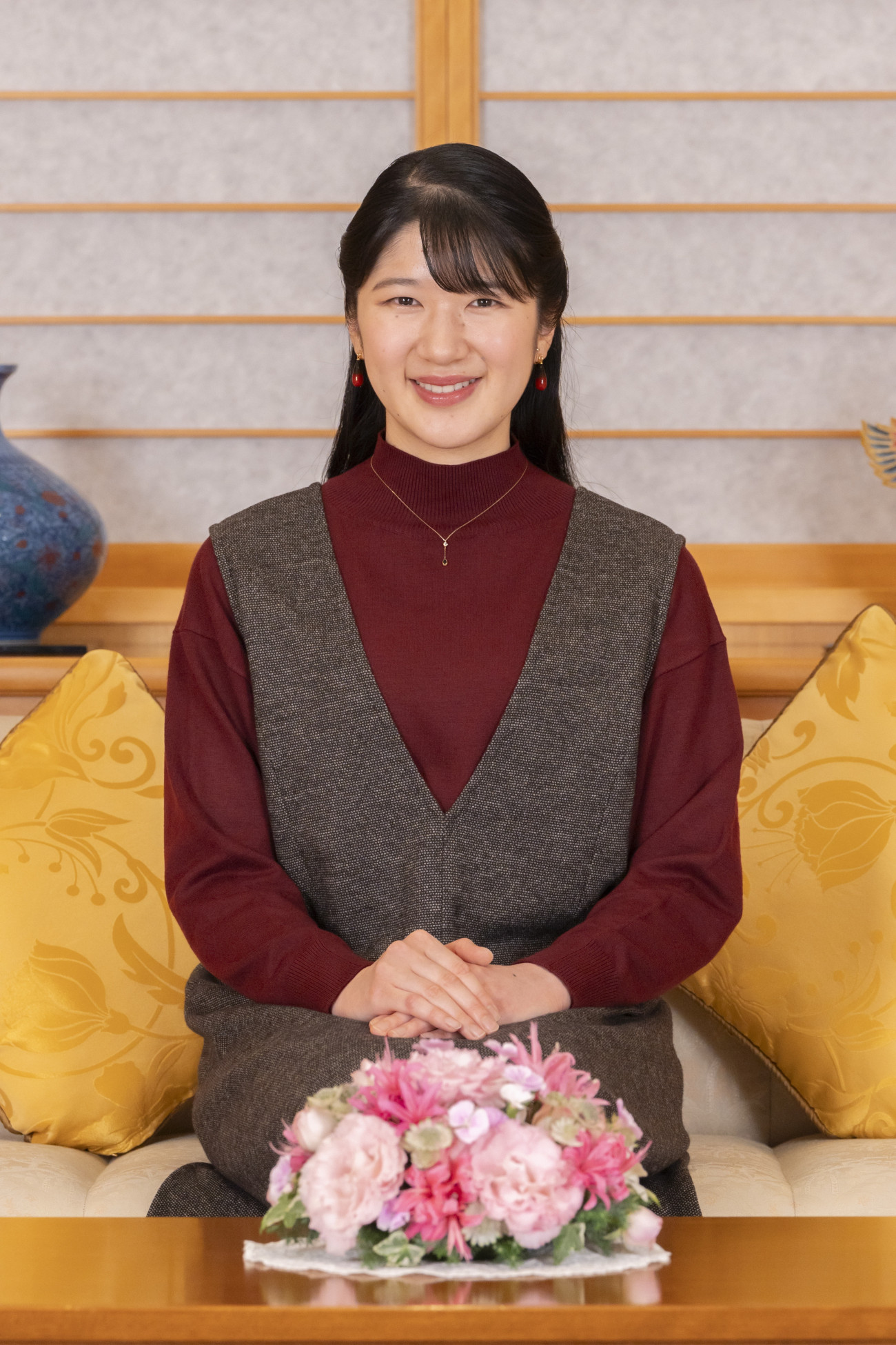 Tokió, 2025. december 1.
A japán császári udvar sajtóirodája által 2025. december elsején közreadott kép Aiko hercegnõrõl, Naruhito japán császár és felesége, Maszako császárné lányáról a tokiói császári palotában november 7-én. Aiko hercegnõ december elsején ünnepli 24. születésnapját.
MTI/EPA/Japán császári udvar/Jiji Press