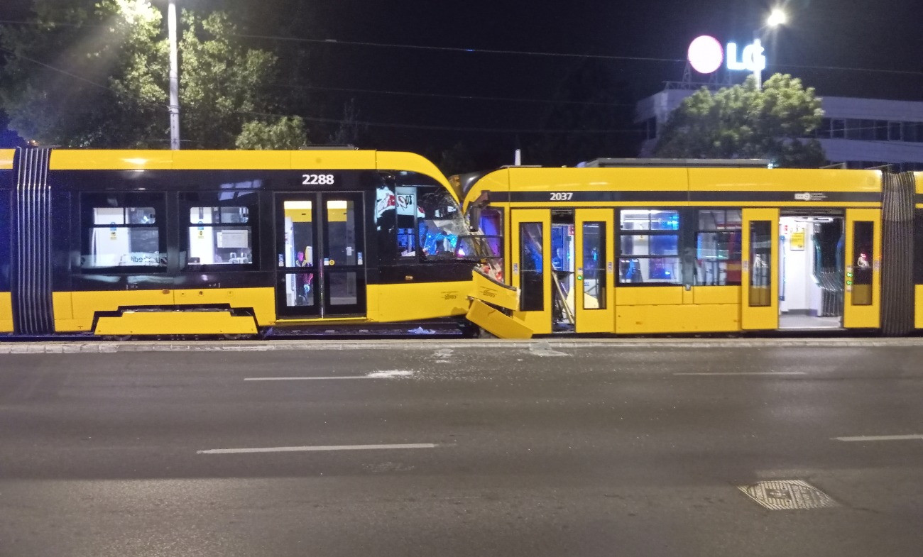 Budapest, 2026. július 19.
Kocsiszínbe tartó villamosok összeütközésük után július 18-áról 19-ére virradó éjszaka a IX. kerületi Könyves Kálmán körúton, a Mester utca megállóhelyen 2026. július 19-én. A balesetben az egyik villamos vezetõje könnyebben megsérült.
MTI/Mihádák Zoltán