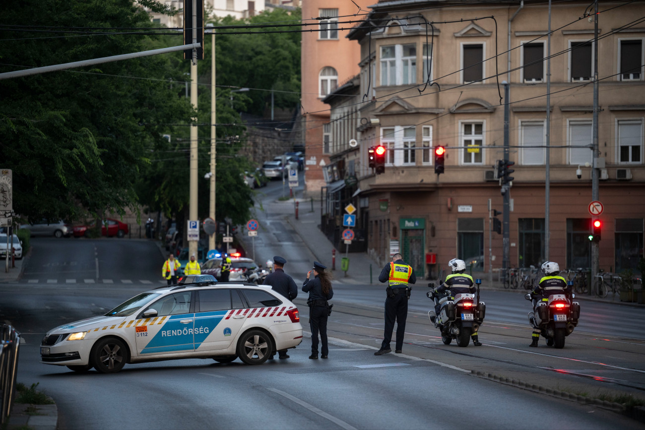 Budapest, 2026. július 24.
Rendõrök a tûzszerészmûvelet idejére lezárt Margit hídnál, a MArgit körúton 2026. július 24-én hajnalban. A Magyar Honvédség tûzszerészügyeletének tájékoztatása szerint a Duna alacsony vízállása miatt feltételezhetõen egy második világháborús robbanótest került felszínre a híd középsõ pillérénél. A tûzszerészmûvelet idejére a hidat hajnalban lezárták mindkét hídfõ irányából, lezárták továbbá a Margit-sziget Margit híd felõli részét, valamint a Duna 200 méter sugarú szakaszát.
MTI/Szigetváry Zsolt