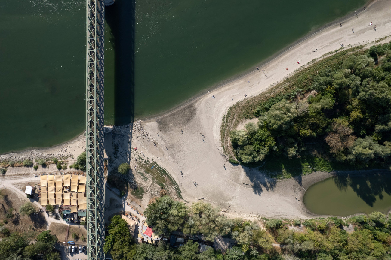 Budapest, 2026. július 28.
A drónnal készült felvételen kiszáradt dunai holtág a Népszigeten az Újpesti vasúti hídnál 2026. július 28-án. A mai napon rekordalacsony, 31 centimétert mértek fõvárosnál a Dunán, az adatok szerint eddig a legkisebb vízállás a folyón 33 centiméter volt.
MTI/Máthé Zoltán