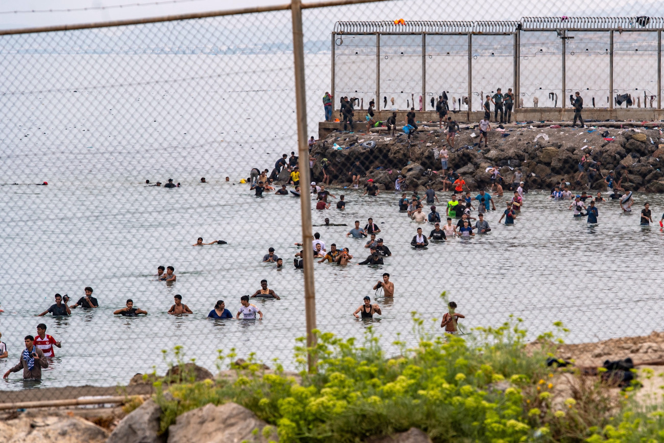 Ceuta, 2026. július 31.
A Spanyolországhoz tartozó Ceutába bejutni próbáló migránsok 2026. július 31-én. Az elõzõ napokban spanyol médiajelentések szerint mintegy ötvenezer ember érkezett illegálisan Marokkóból az észak-afrikai ország területébe ékelõdõ spanyol exklávéba.
MTI/AP/Antonio Sempere