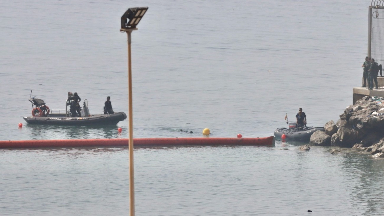 Ceuta, 2026. augusztus 1.
Spanyol csendõrök a határvonalat láthatóvá tevõ úszó gátakat helyeznek ki a tengerre a Spanyolországhoz tartozó Ceuta partja elõtt 2026. augusztus 1-jén. Az elõzõ napokban mintegy hatvanezer ember érkezett illegálisan, túlnyomórészt a tengeren úszva Marokkóból az észak-afrikai ország területébe ékelõdõ spanyol exklávéba, Ceutába.
MTI/EPA/EFE/Reduan
