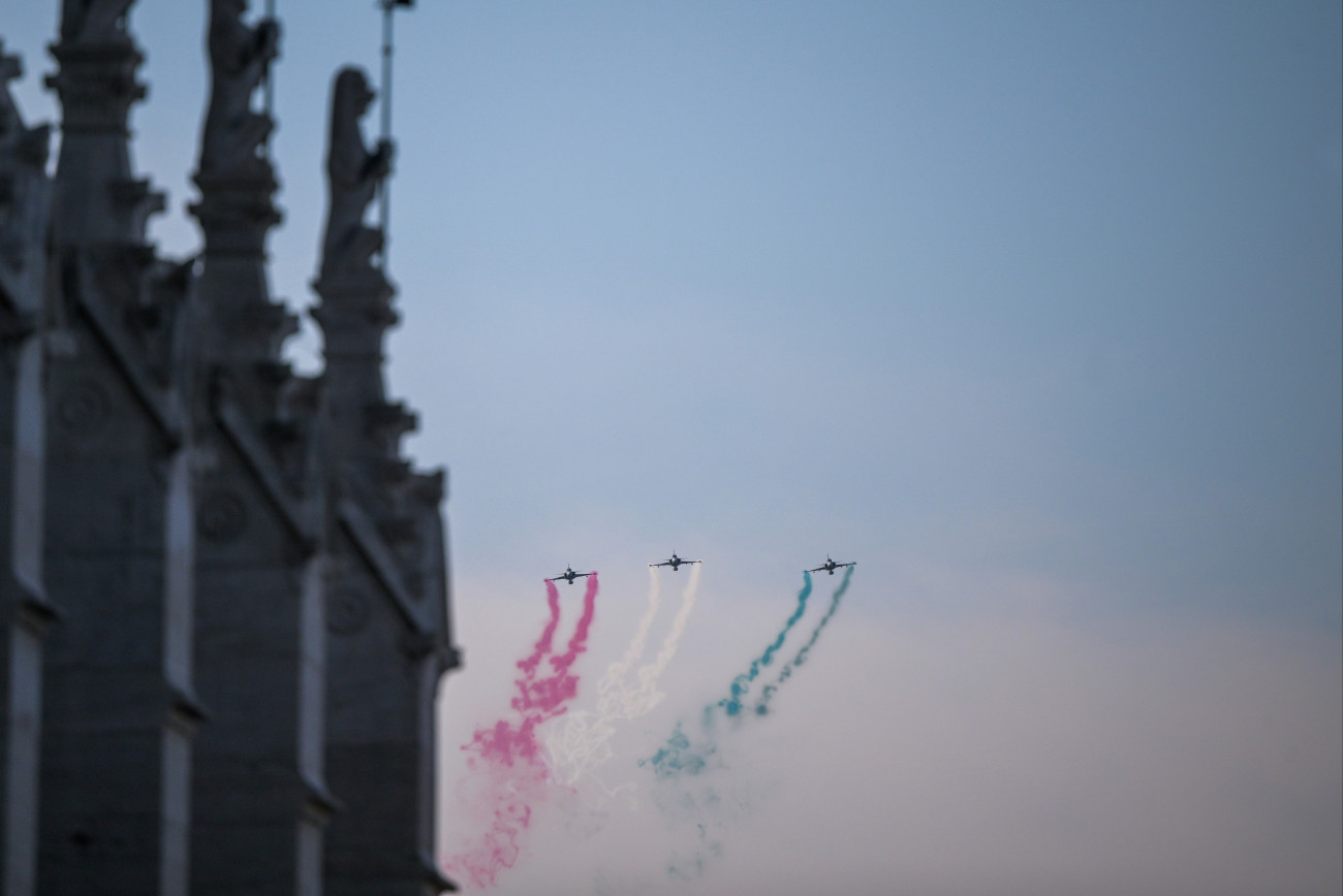 Budapest, 2026. augusztus 20.
A Magyar Honvédség JAS-39 Gripen vadászgépei az államalapítás és Szent István király ünnepén tartott tisztavatáson a budapesti Kossuth térnél 2026. augusztus 20-án.
MTI/Balogh Zoltán