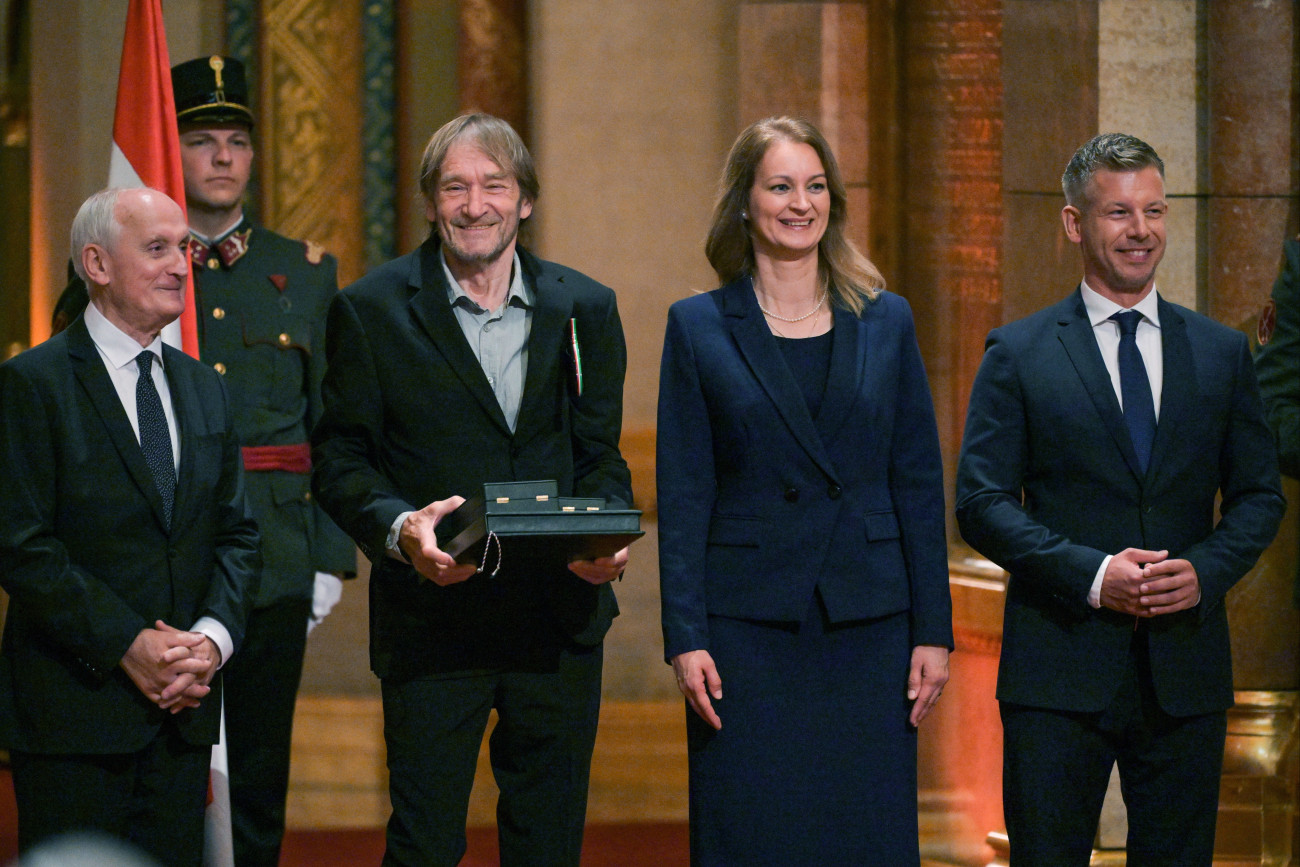 Budapest, 2026. augusztus 20.
Cserhalmi György Kossuth-díjas színművész, a nemzet színésze (b2), miután átvette a Magyar Érdemrend nagykeresztjét Baka András köztársasági elnöktől (b), Magyar Péter miniszterelnöktől (j) és Forsthoffer Ágnestől, az Országgyűlés elnökétől (j2) az állami kitüntetések átadásán az államalapítás és Szent István király ünnepén az Országház kupolacsarnokában 2026. augusztus 20-án.
MTI/Purger Tamás