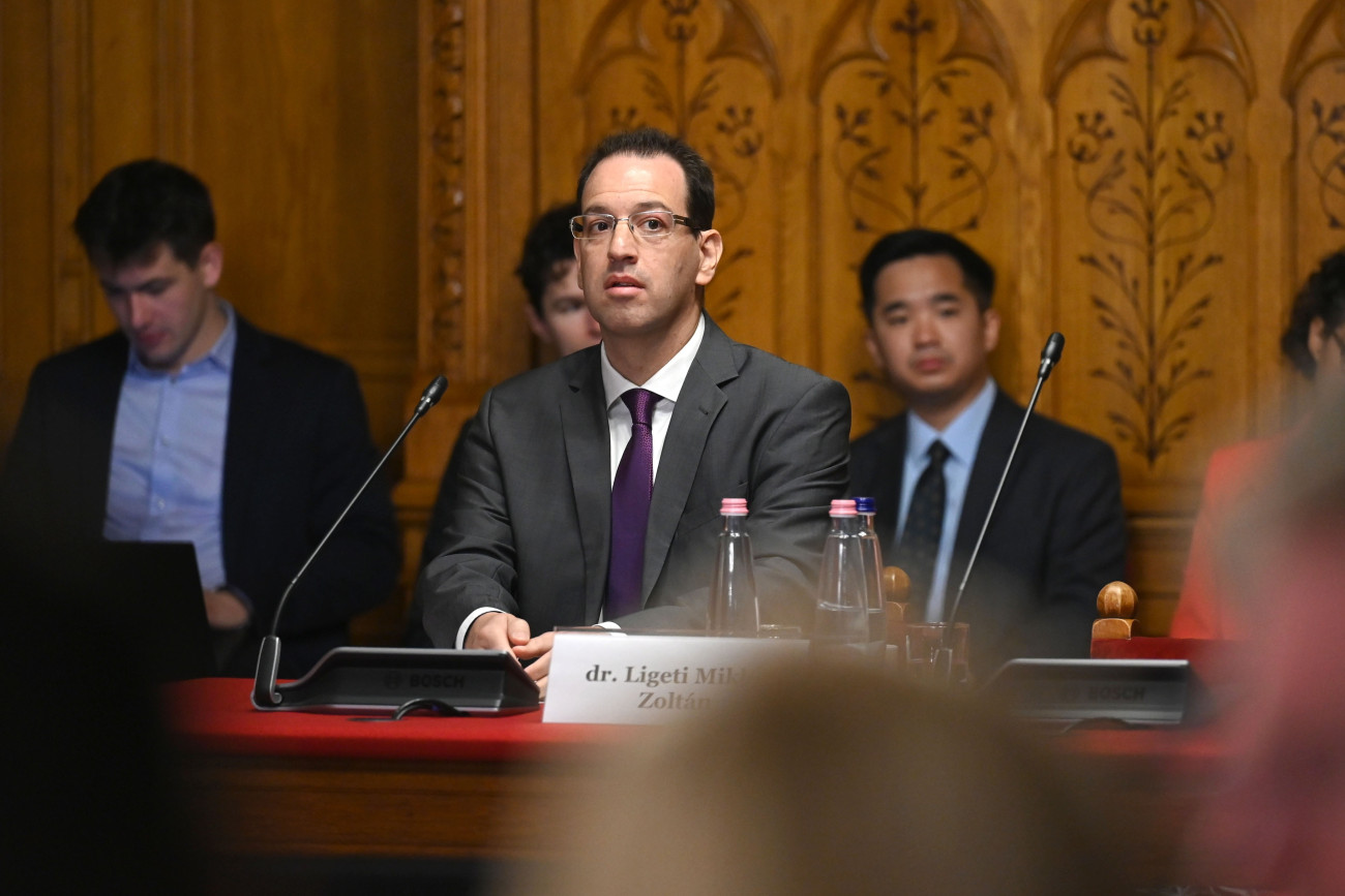Budapest, 2026. augusztus 25.
Ligeti Miklós, a Transparency International Magyarország jogi vezetõje, a Nemzeti Vagyonvisszaszerzési és Vagyonvédelmi Hivatal (NVVH) egyik elnökjelöltje meghallgatásán az Országgyûlés igazságügyi és alkotmányügyi bizottságának ülésén az Országház Apponyi Albert gróf termében 2026. augusztus 25-én.
MTI/Balogh Zoltán