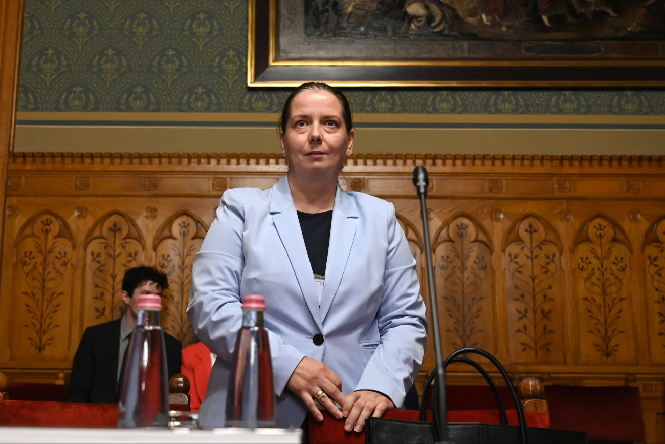 Budapest, 2026. augusztus 25.
Unger Anna Róza politológus, a Nemzeti Vagyonvisszaszerzési és Vagyonvédelmi Hivatal (NVVH) egyik elnökjelöltje meghallgatásán az Országgyûlés igazságügyi és alkotmányügyi bizottságának ülésén az Országház Apponyi Albert gróf termében 2026. augusztus 25-én.
MTI/Balogh Zoltán