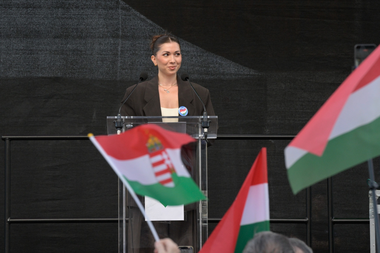 Budapest, 2026. szeptember 5.
Dezse-Zelenka Dóra jobboldali újságíró és politikai influenszer a Ne féljetek! 2.0 címmel tartott kormányellenes tüntetésen Budapesten a Kossuth téren 2026. szeptember 5-én.
MTI/Máthé Zoltán