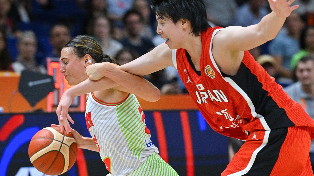 Berlin, 2026. szeptember 8.
Lelik Réka (b) és a japán Tokasiki Ramu a nõi kosárlabda-világbajnokság negyeddöntõbe jutásért játszott Magyarország - Japán mérkõzésén a Berlin Arénában 2026. szeptember 8-án.
MTI/Czeglédi Zsolt