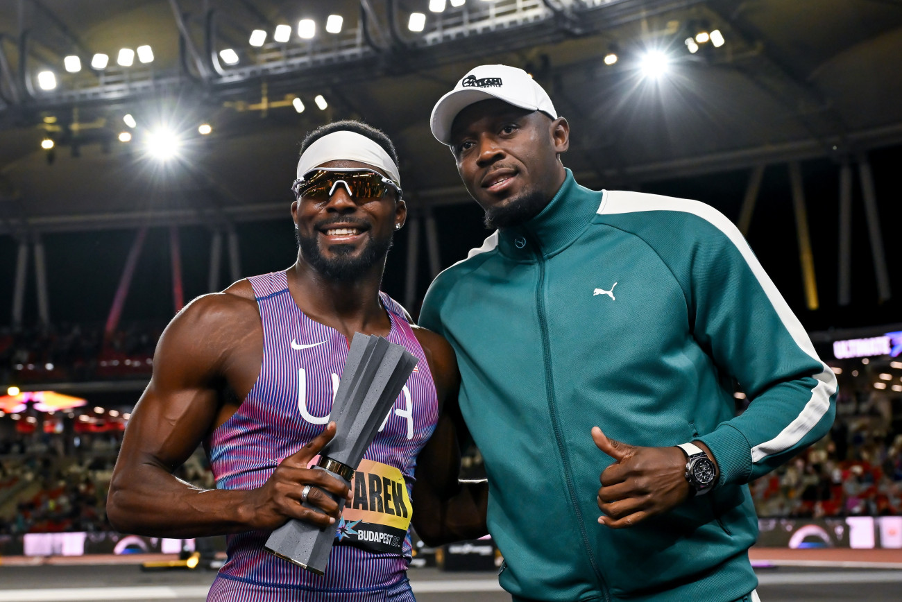 Budapest, 2026. szeptember 12.
A gyõztes amerikai Kenneth Bednarek (b) és Usain Bolt világ- és olimpiai bajnok jamaicai atléta a férfi 100 méteres síkfutás eredményhirdetésén után a budapesti Atlétikai Világdöntõn a Zsivotzky Gyula Nemzeti Atlétikai Központban 2026. szeptember 12-én.
MTI/Illyés Tibor