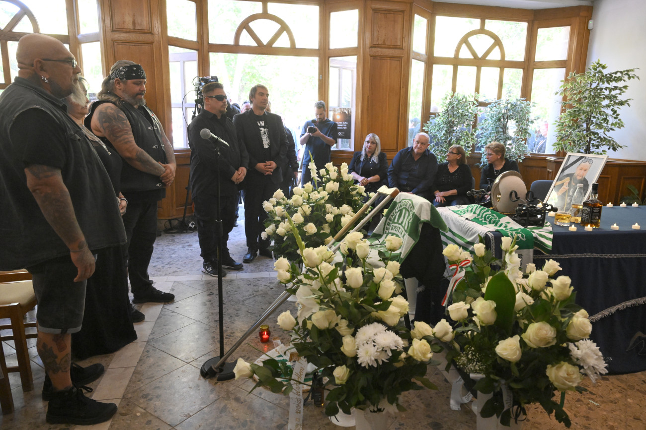 Budapest, 2026. szeptember 30.
Megemlékezõk Deák Bill Gyula énekes, elõadómûvész temetési szertartásán az Új Köztemetõben 2026. október 30-án.
MTI/Bruzák Noémi