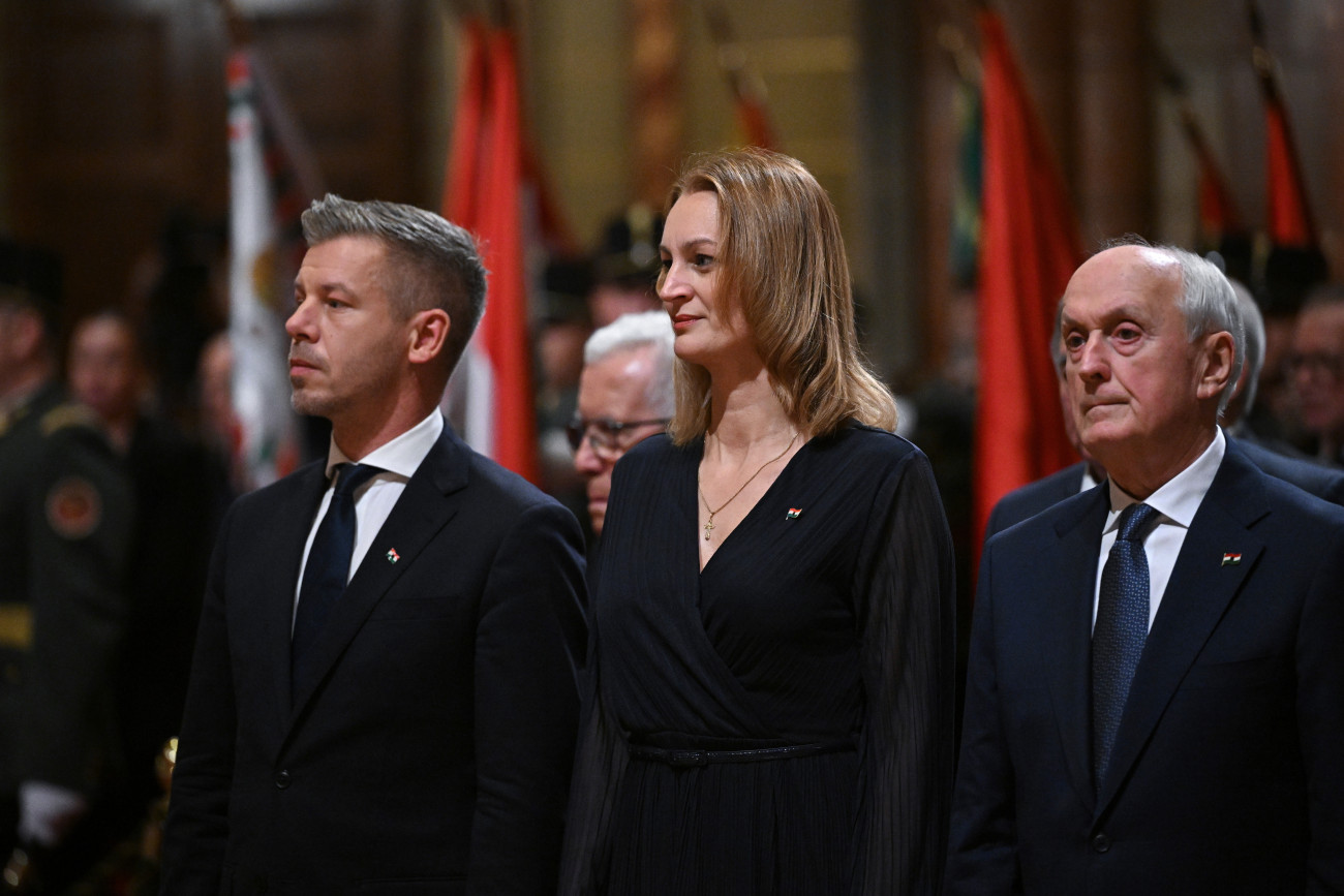 Budapest, 2026. október 21.
Baka András köztársasági elnök (j), Magyar Péter miniszterelnök és Forsthoffer Ágnes, az Országgyûlés elnöke az október 23-i nemzeti ünnep alkalmából odaítélt állami elismerések és kitüntetések átadásán az Országház kupolacsarnokában 2026. október 21-én.
MTI/Hegedüs Róbert