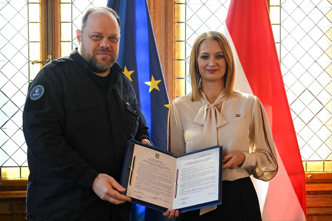 Budapest, 2026. október 23.
Forsthoffer Ágnes, az Országgyûlés elnöke ajándékot vesz át Ruslan Stefanchuk ukrán parlamenti elnöktõl az Országház Pázmándy Dénes termében tartott fogadáson 2026. október 23-án. Az ukrán házelnök az 1956-os forradalom és szabadságharc 70. évfordulóján tartott emlékülésre érkezett a Parlamentbe.
MTI/Illyés Tibor
