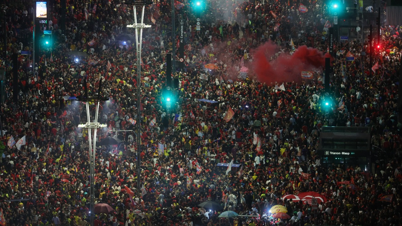 Sao Paulo, 2026. október 26.
Luiz Inácio Lula da Silva hivatalban levõ brazil elnök támogatói ünnepelnek Sao Paulóban 2026. október 25-én., miután megnyerte a brazil államfõválasztás második fordulóját. Luiz Inácio Lula da Silvát negyedszer választották meg az ország elnökének, legyõzött ellenfele, Flávio Bolsonaro szenátor ugyanakkor nem ismerte el az eredményt, és a választás megsemmisítését kezdeményezi.
MTI/EPA/EFE/Sebastiao Moreira