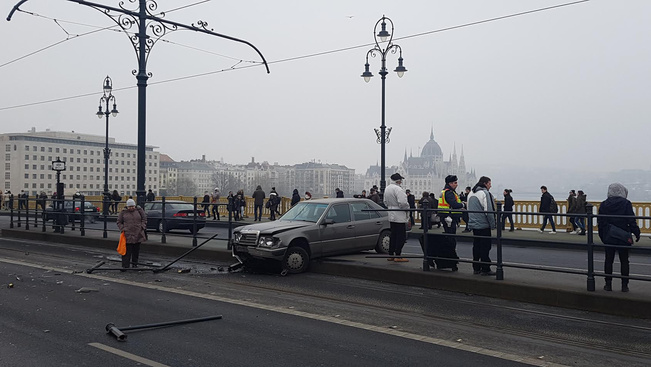 Baleset a Margit hídon, nem jár a villamos - kép