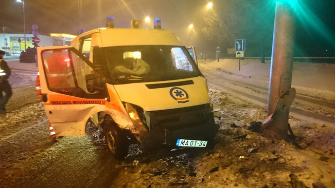 Nézzen képeket az ónos eső miatt csúnyán összetört autókról