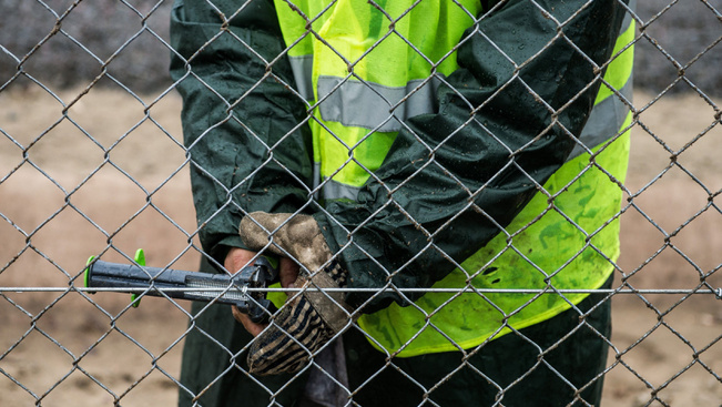 Nézzen rabokat, akik maguk építik a kerítést - képgaléria